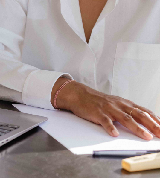 Camille Décode travaille à son bureau sur l’accompagnement et la méthodologie des étudiants en droit